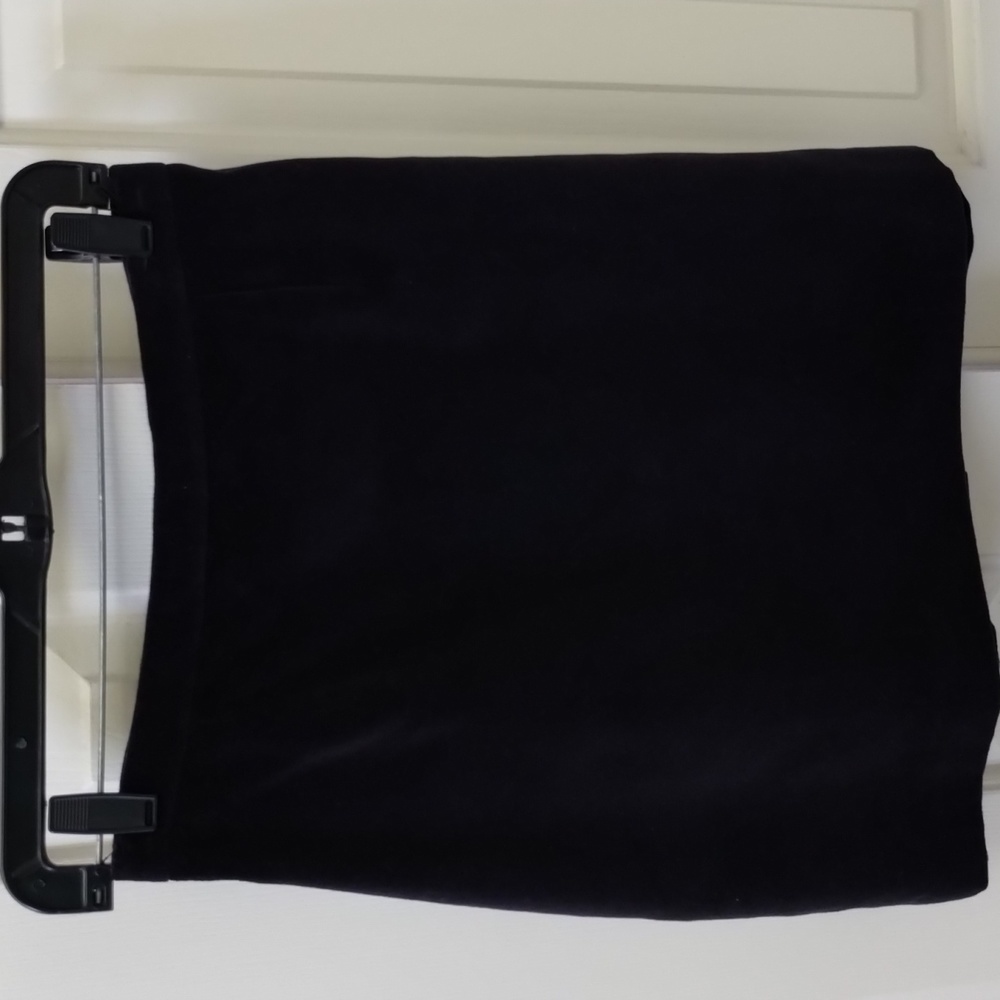 NWT Limited black velvet skirt, very cute!